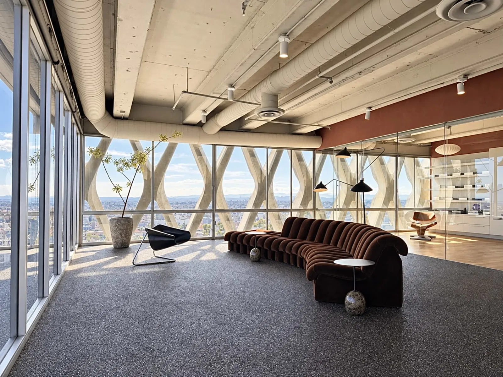 Mid-Century Skyline Loft, photo 2